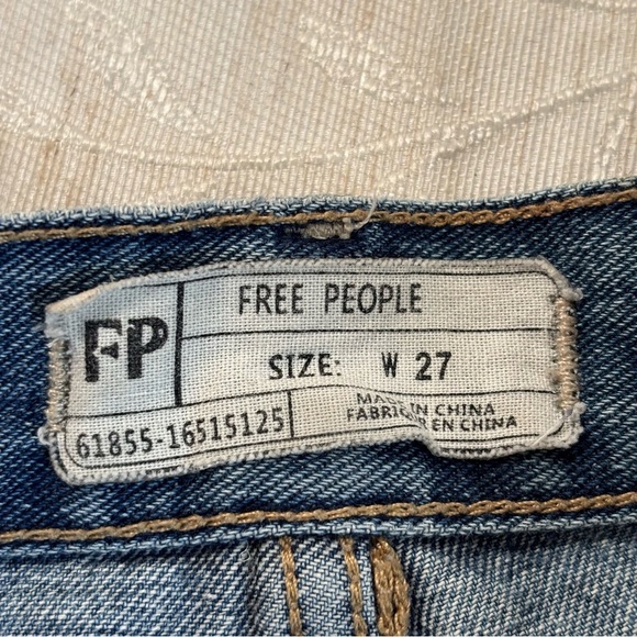 Free People Distressed Crochet Lace Trim Boho Denim Jean Shorts Women’s Size 27 - Picture 4 of 6